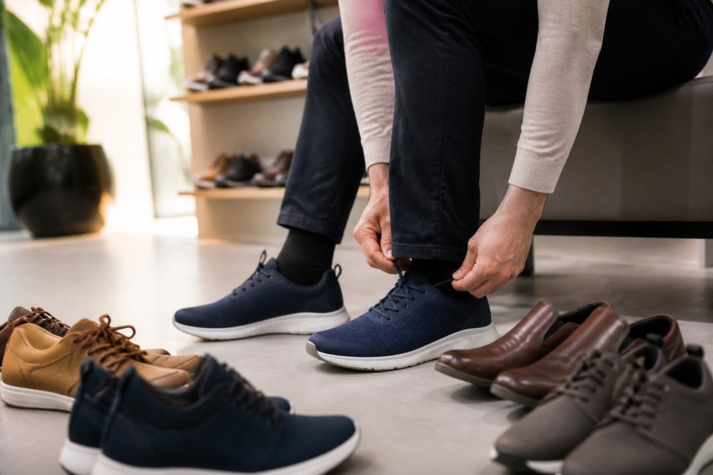 Schuhe für breite Füße finden: Tipps für 2026