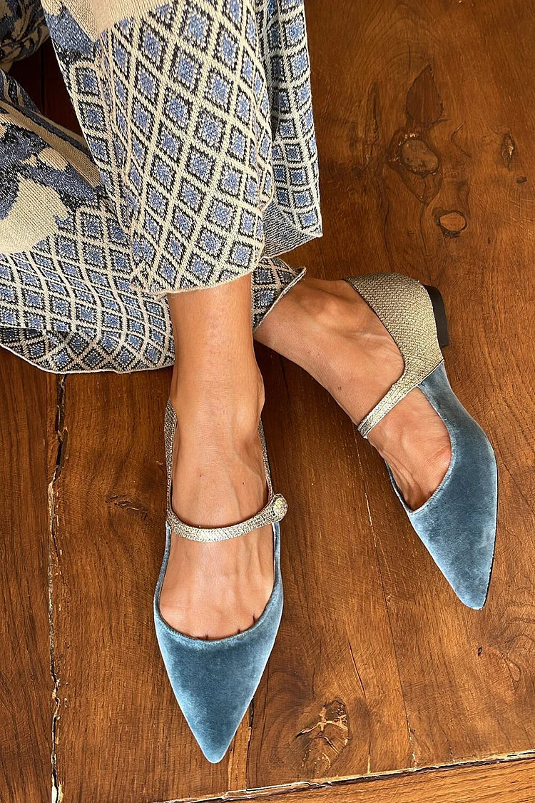 SCHUHE MIT SPITZE UND RIEGEL