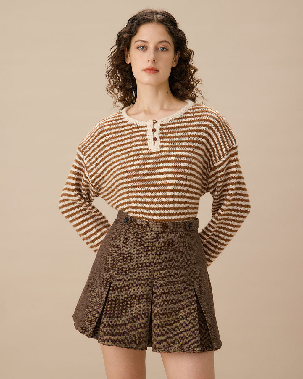 Brown Striped Pleated Mini Skirt" can be rewritten as "Striped Mini Skirt with Pleats in Brown.