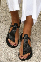 TEXTURIERTE T-STRAP-SANDALEN