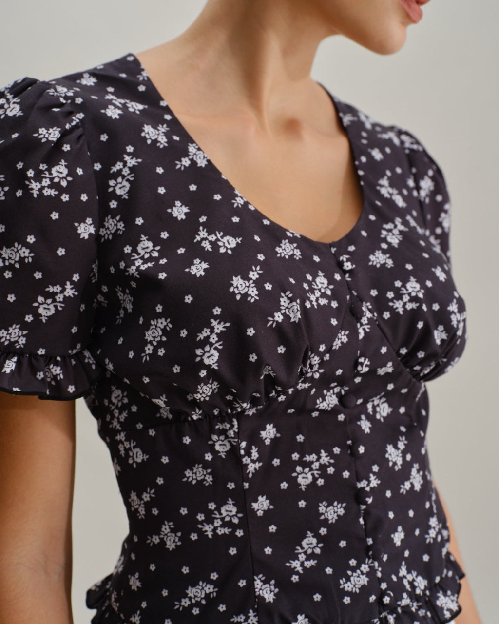 Floral Print Scoop Neck Blouse in Black
