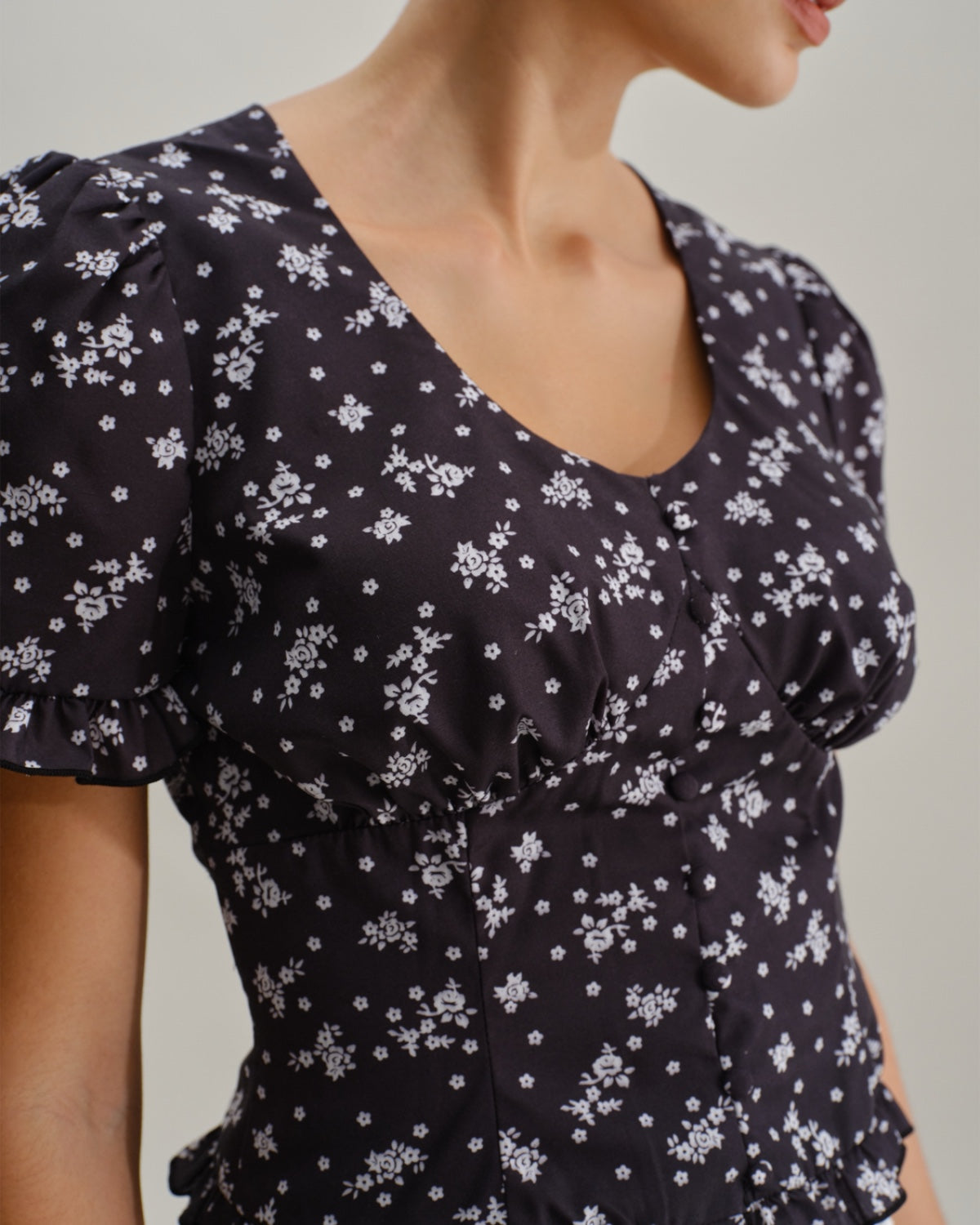 Floral Print Scoop Neck Blouse in Black