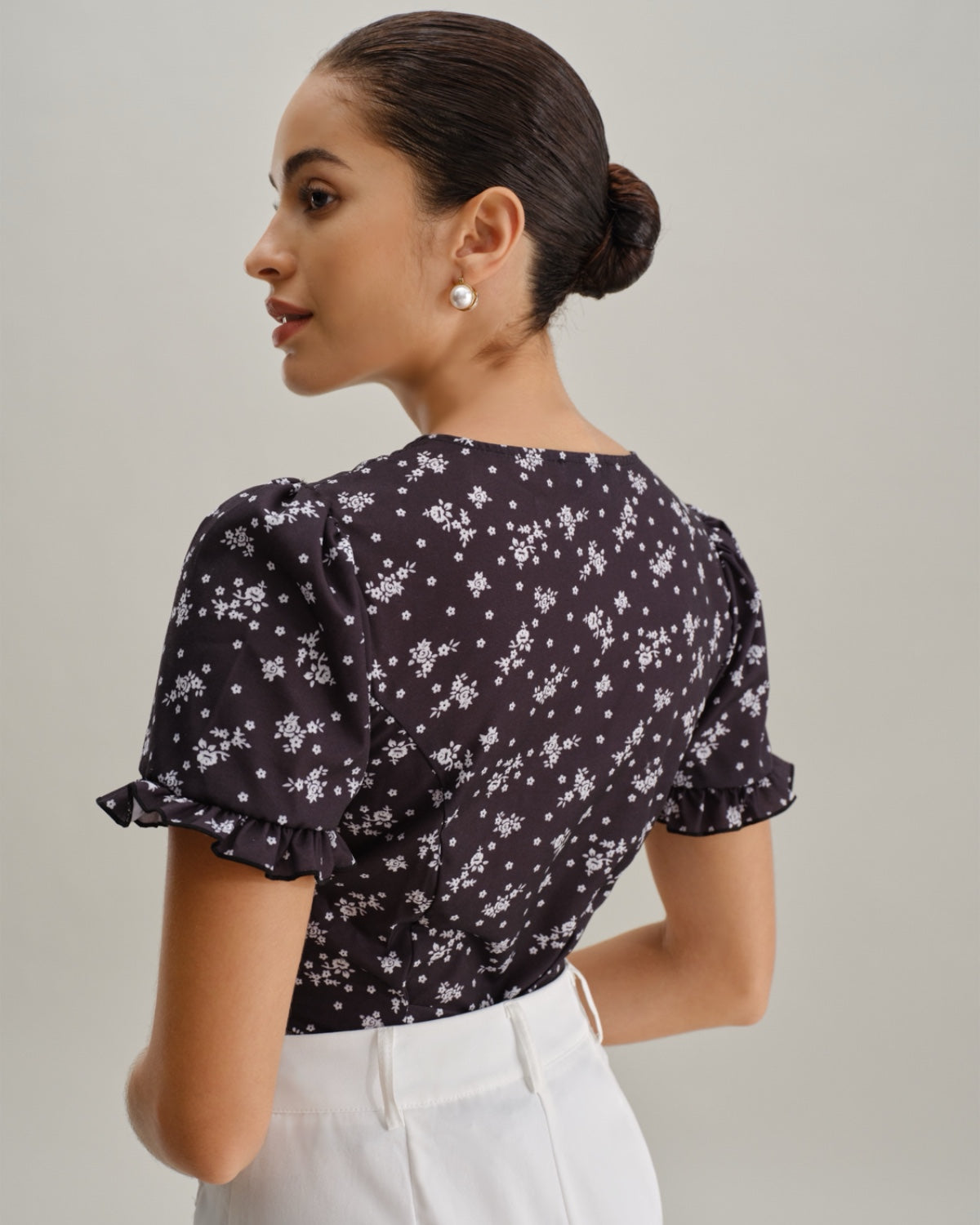 Floral Print Scoop Neck Blouse in Black