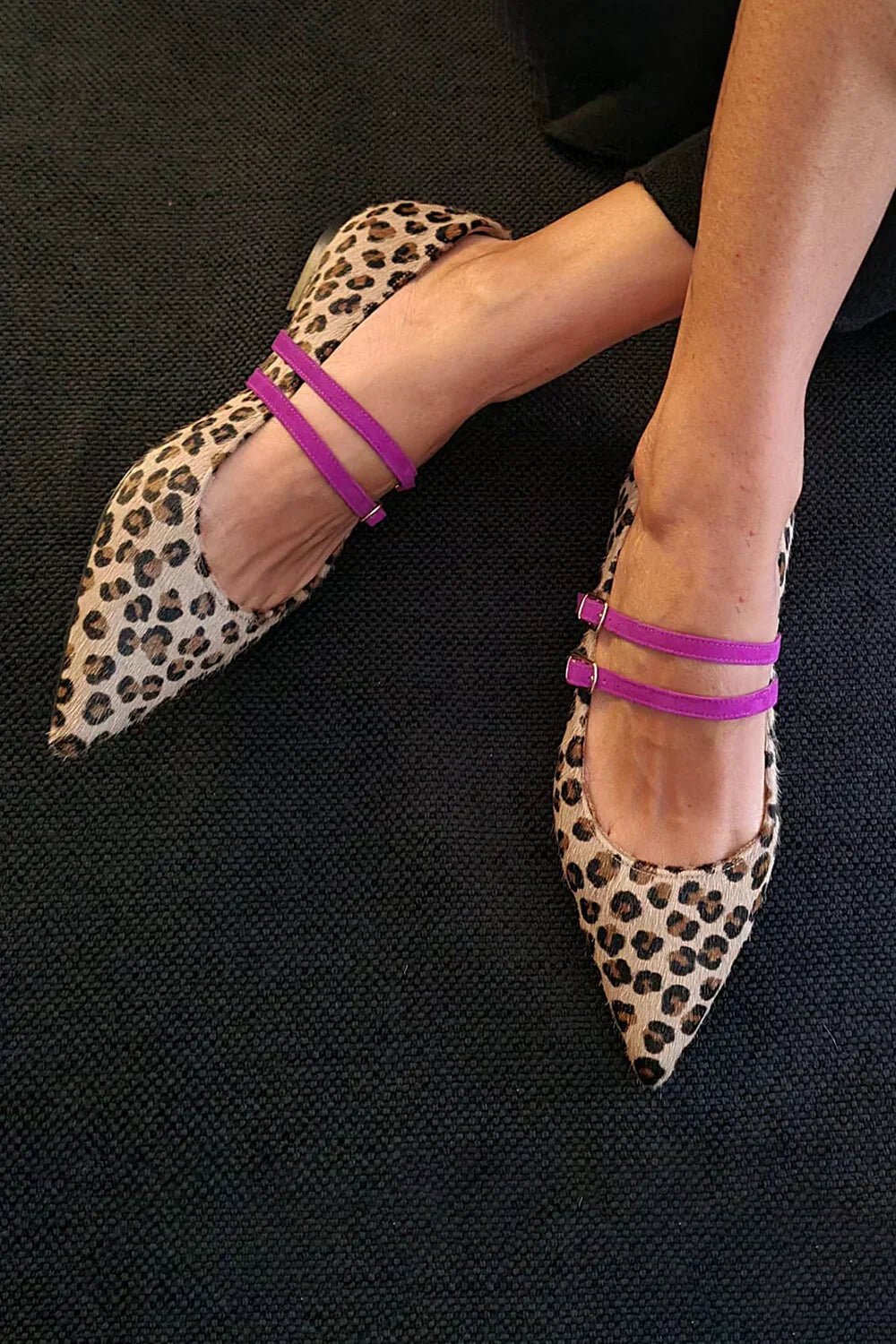 LEOPARDEN-ESCARPINS MIT DOPPELTEM ARMBAND