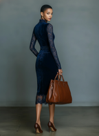 Amelia | Dunkelblaues Samt Midikleid Spitze V-Ausschnitt