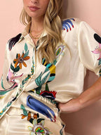 Nika | Resort Vibes Satin einzigartiges Druck-Shirt und Hosen-Set Fit