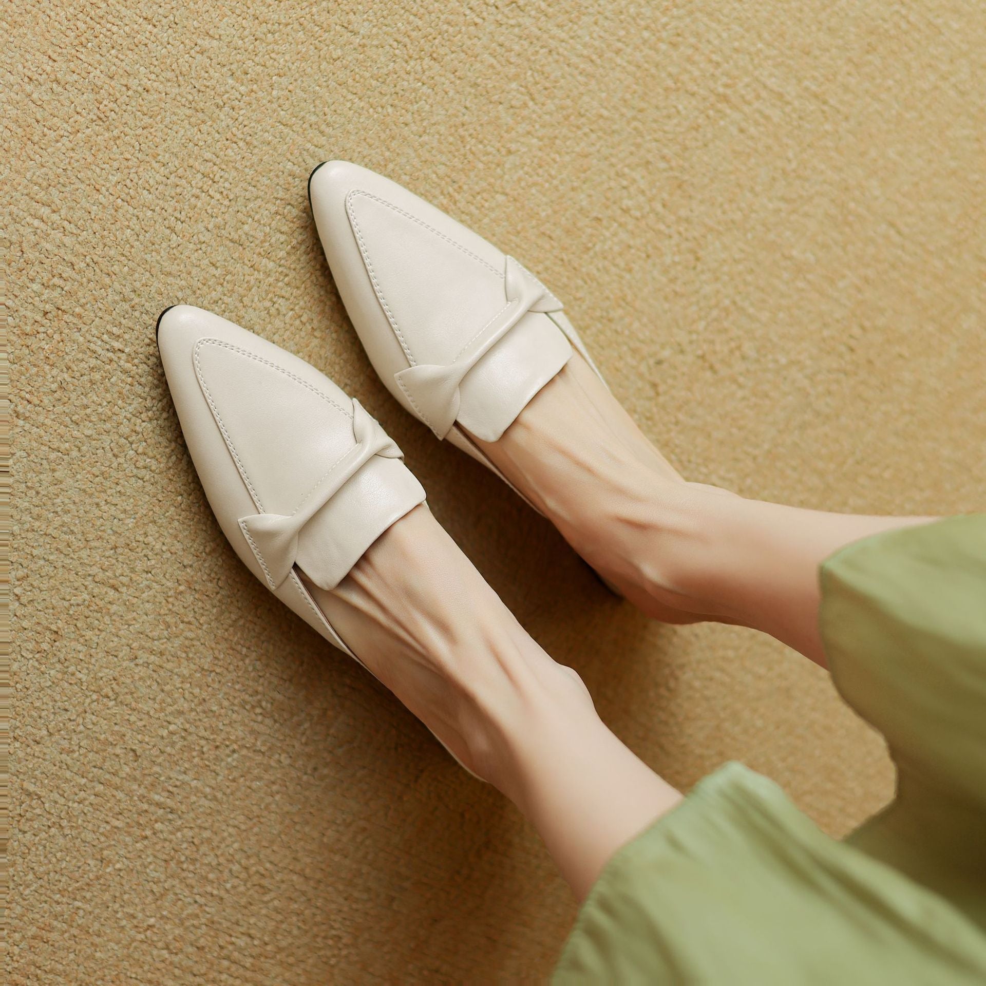 Marloe Spitz zulaufende Leder-Mules