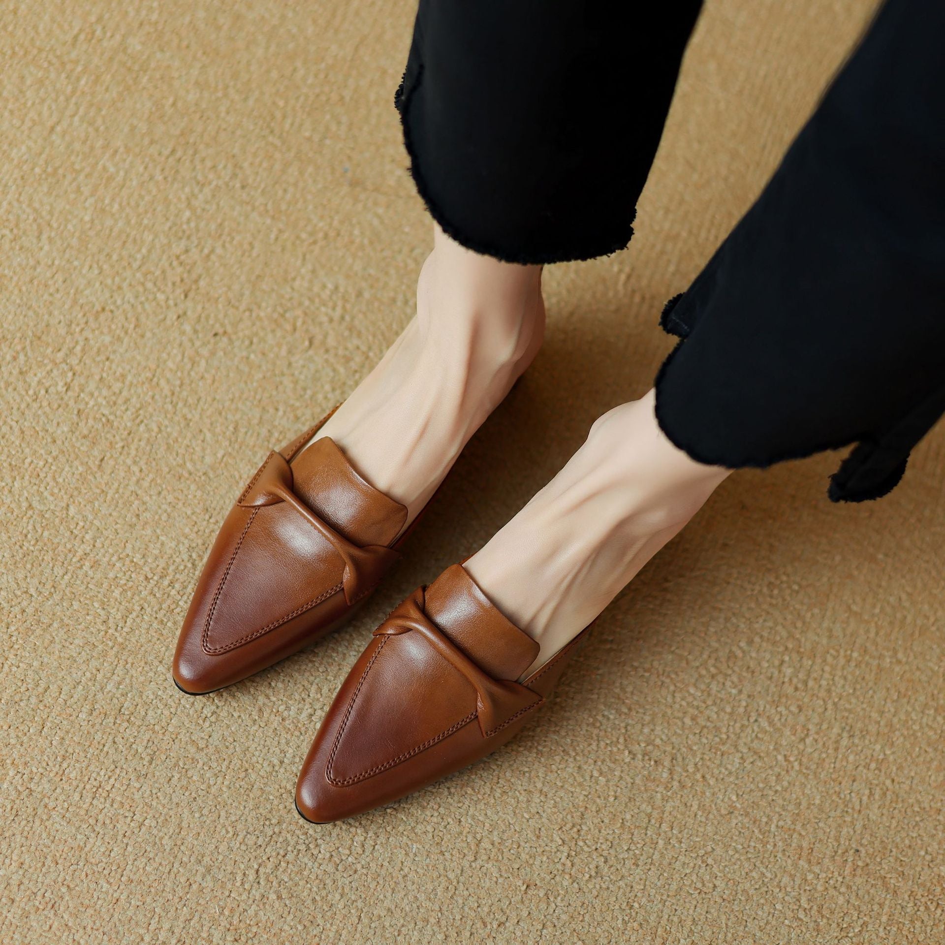 Marloe Spitz zulaufende Leder-Mules
