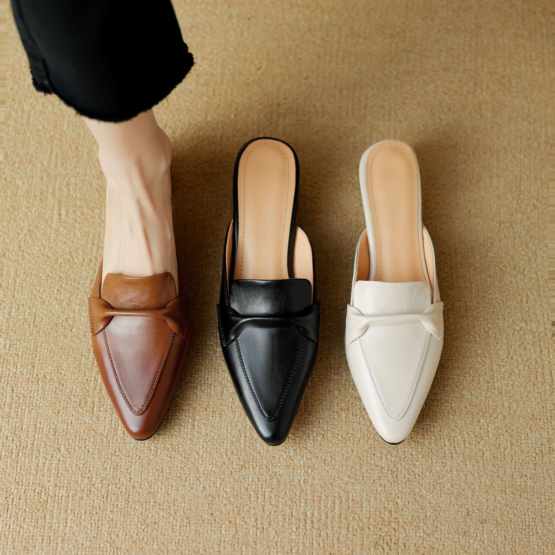 Marloe Spitz zulaufende Leder-Mules