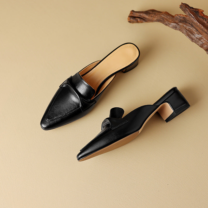 Marloe Spitz zulaufende Leder-Mules