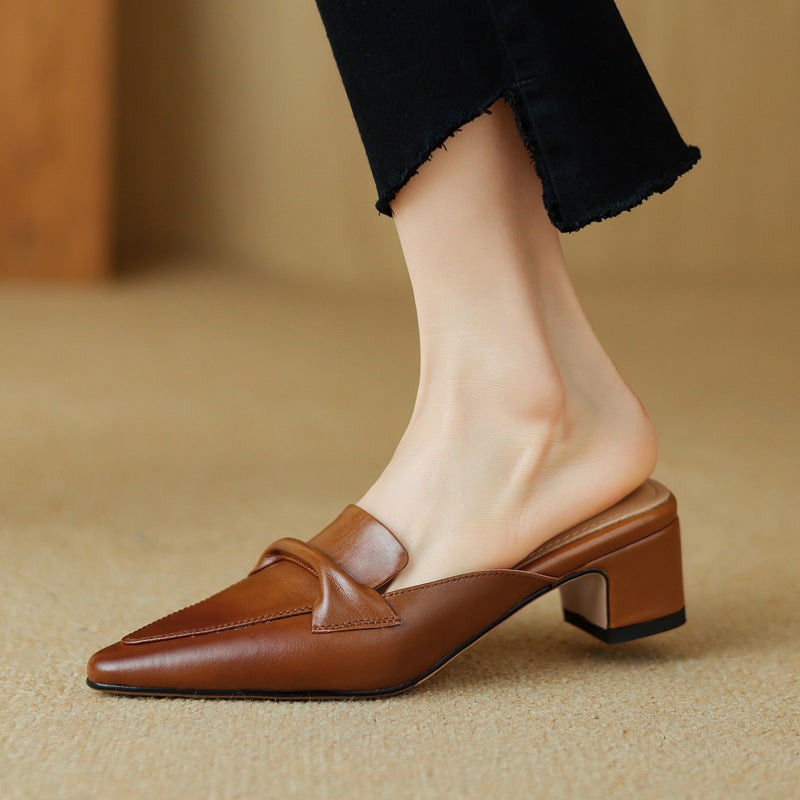 Marloe Spitz zulaufende Leder-Mules