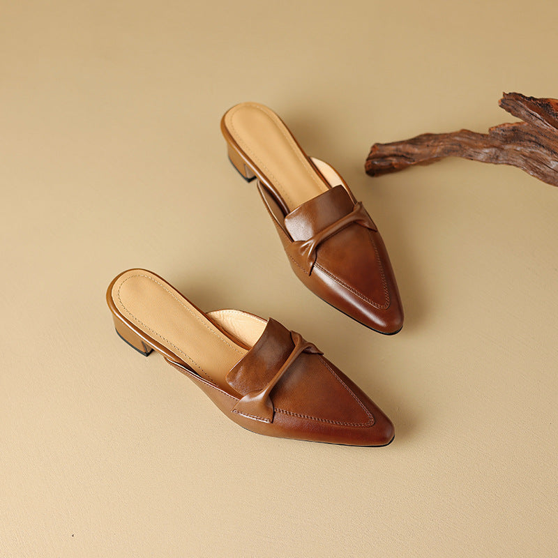 Marloe Spitz zulaufende Leder-Mules