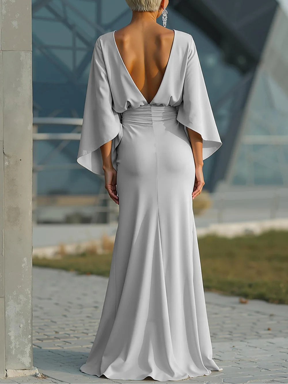 Clara | Elegantes V-Ausschnitt, rückenfreies Kleid ohne Ärmel
