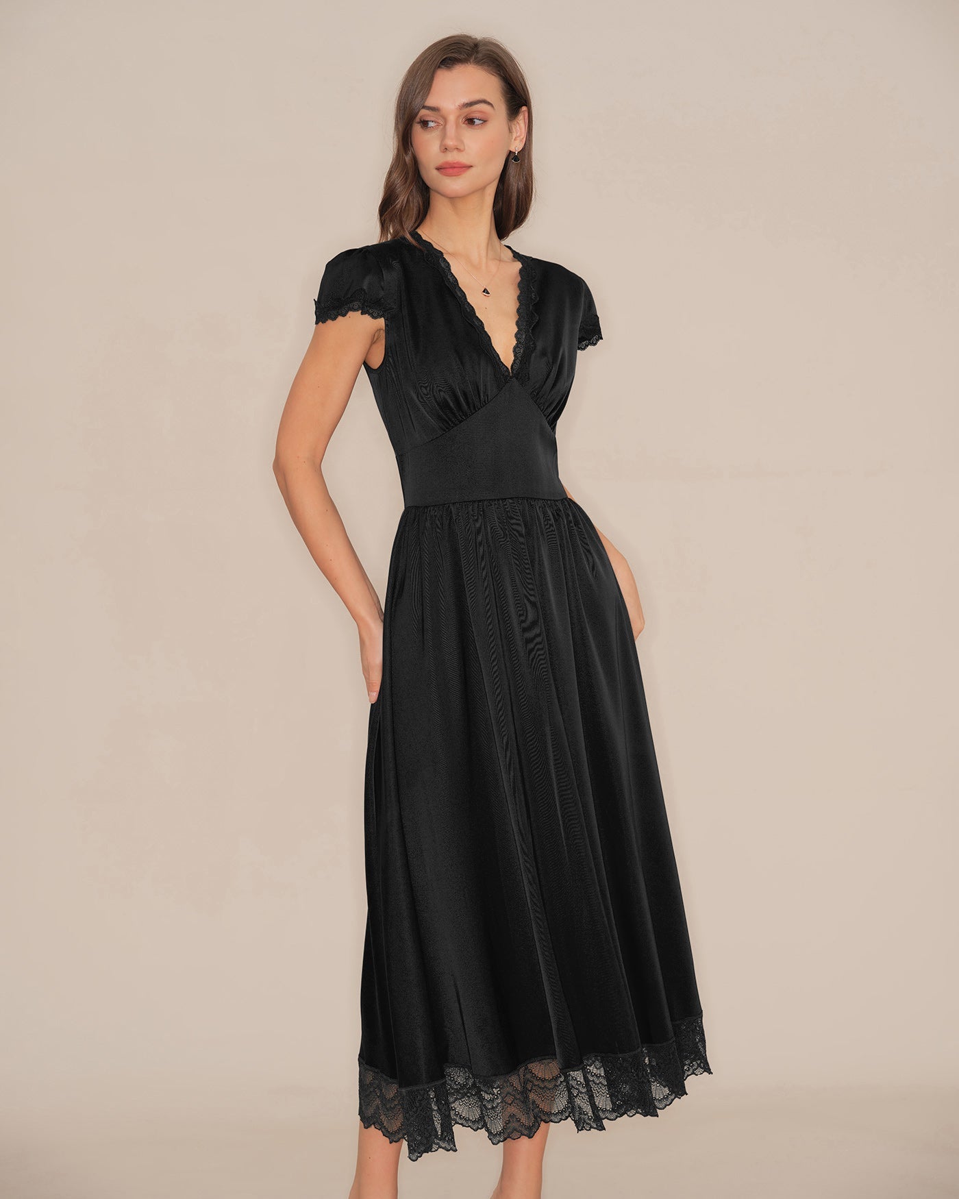 Maxi Dress with Black V-Neck and Lace Puffed Sleeves