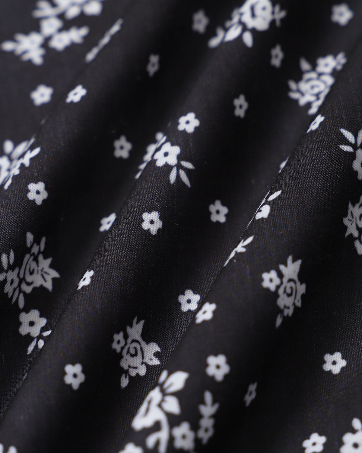 Floral Print Scoop Neck Blouse in Black